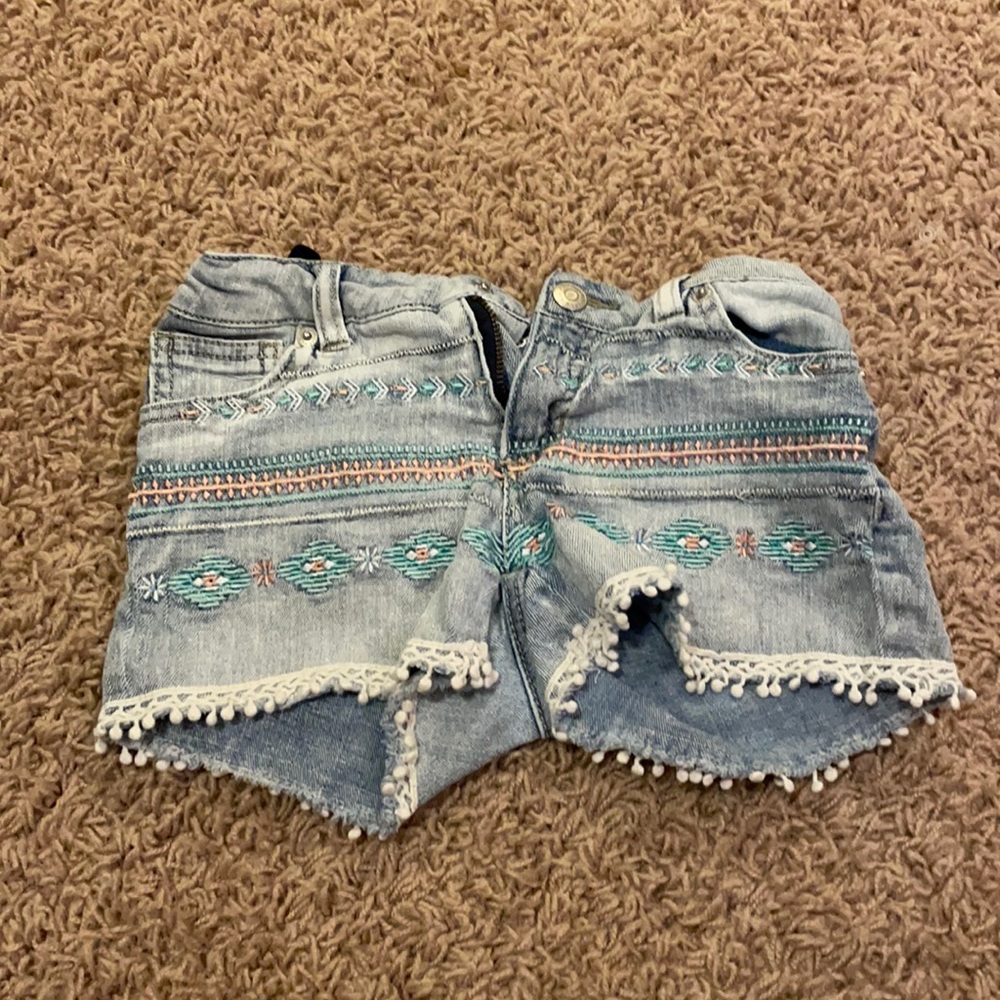 Embroidery patterned denim jean shorts